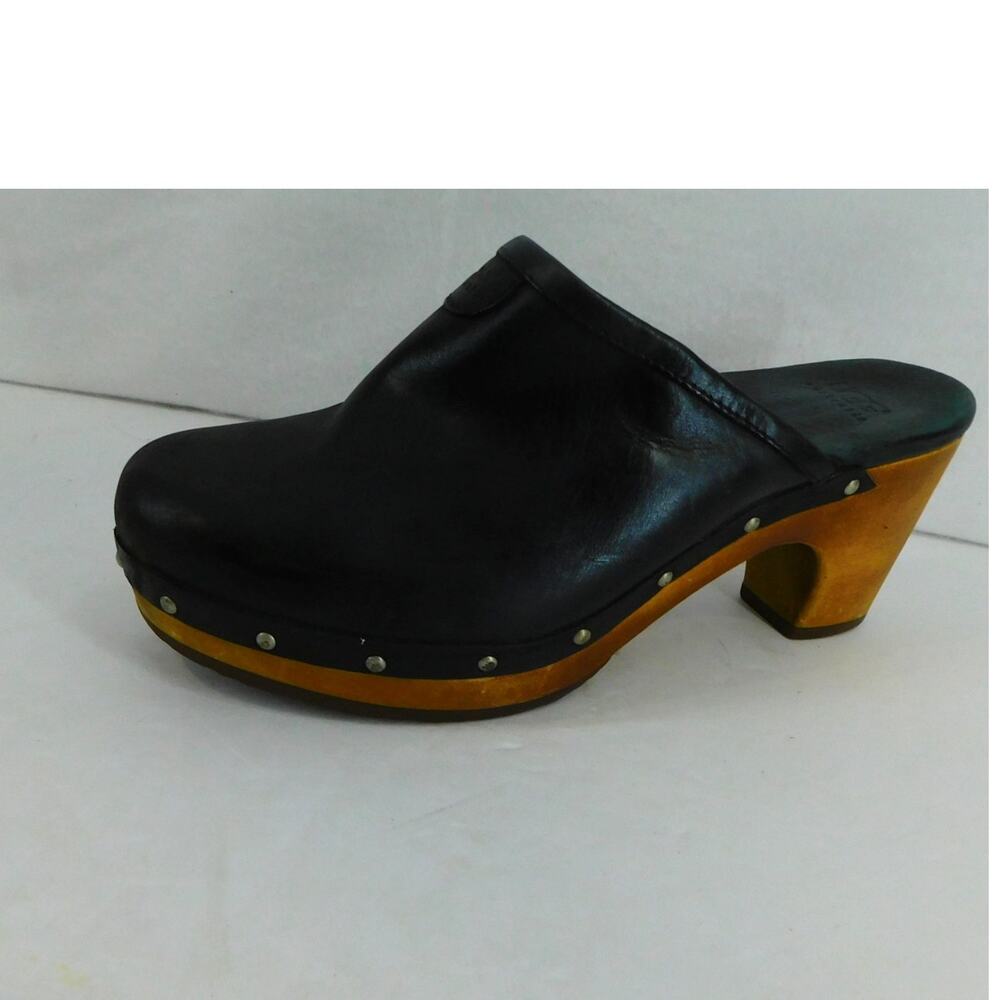 UGG 1951 Mule Black Leather Lined with Sheepskin Clogs Women's Size 6